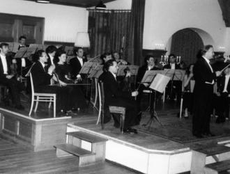 JP with Yehudi Menuhin and the London Mozart Players at Schloss Elmau in Bavaria for a week-long residency in 1970. Menuhin (front right) as soloist/director with JP and 2nd horn Peter Clack back-left. 